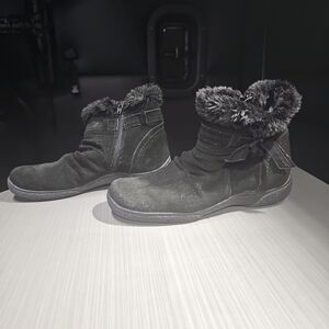 Baretraps Leader Womens 7.5M Black Suede Comfort Zip Bow‎ Fur Lined Booties EUC